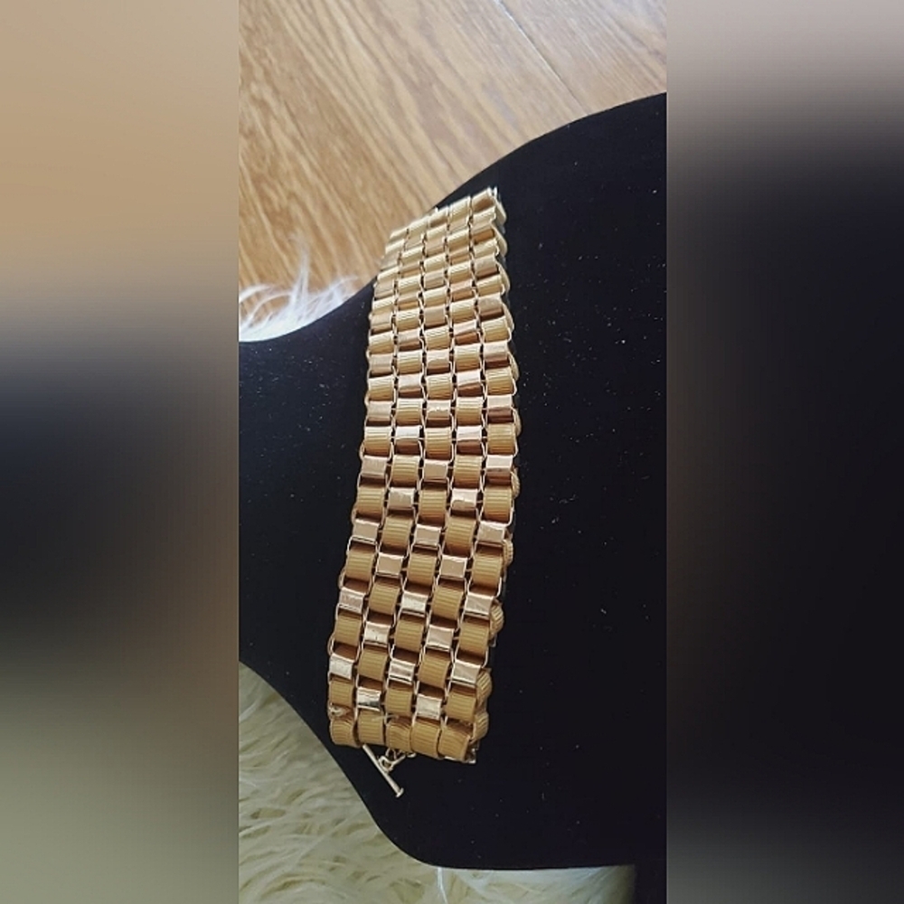 Beautiful Design Handmade Gold Tone Bracelet. 🌴